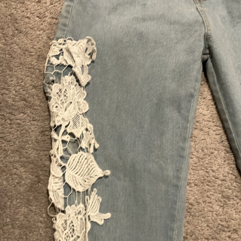 Jeans With White Lace Detail - Picture 2 of 12